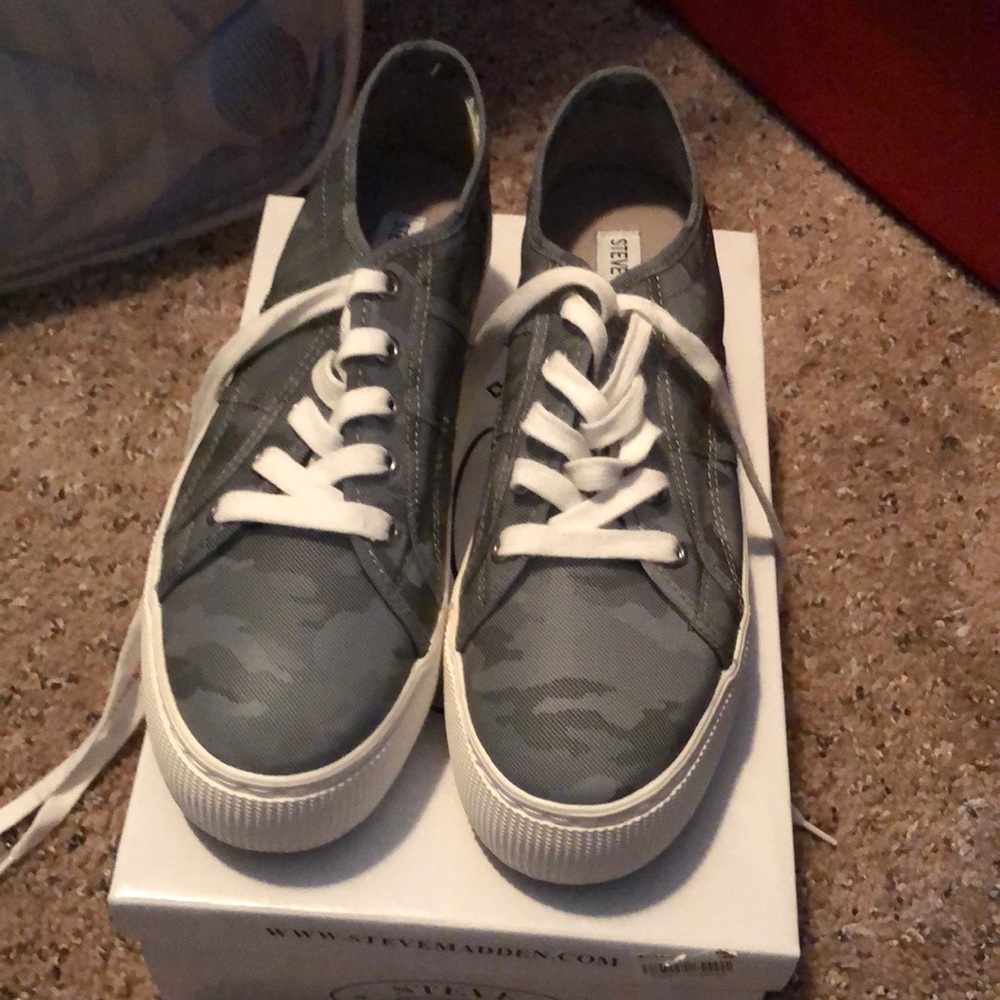 NWT Steve Madden Gray Camo Platform Sneakers⭐️